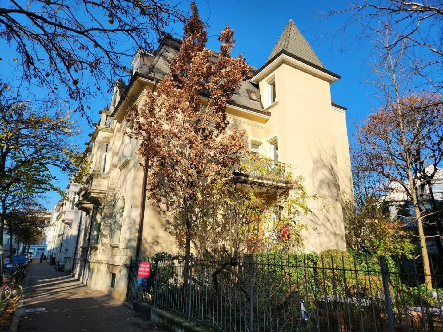 Affitto temporaneo di un bellissimo appartamento di 7.0 stanze distribuito su 3 piani - Foto 1 di 6