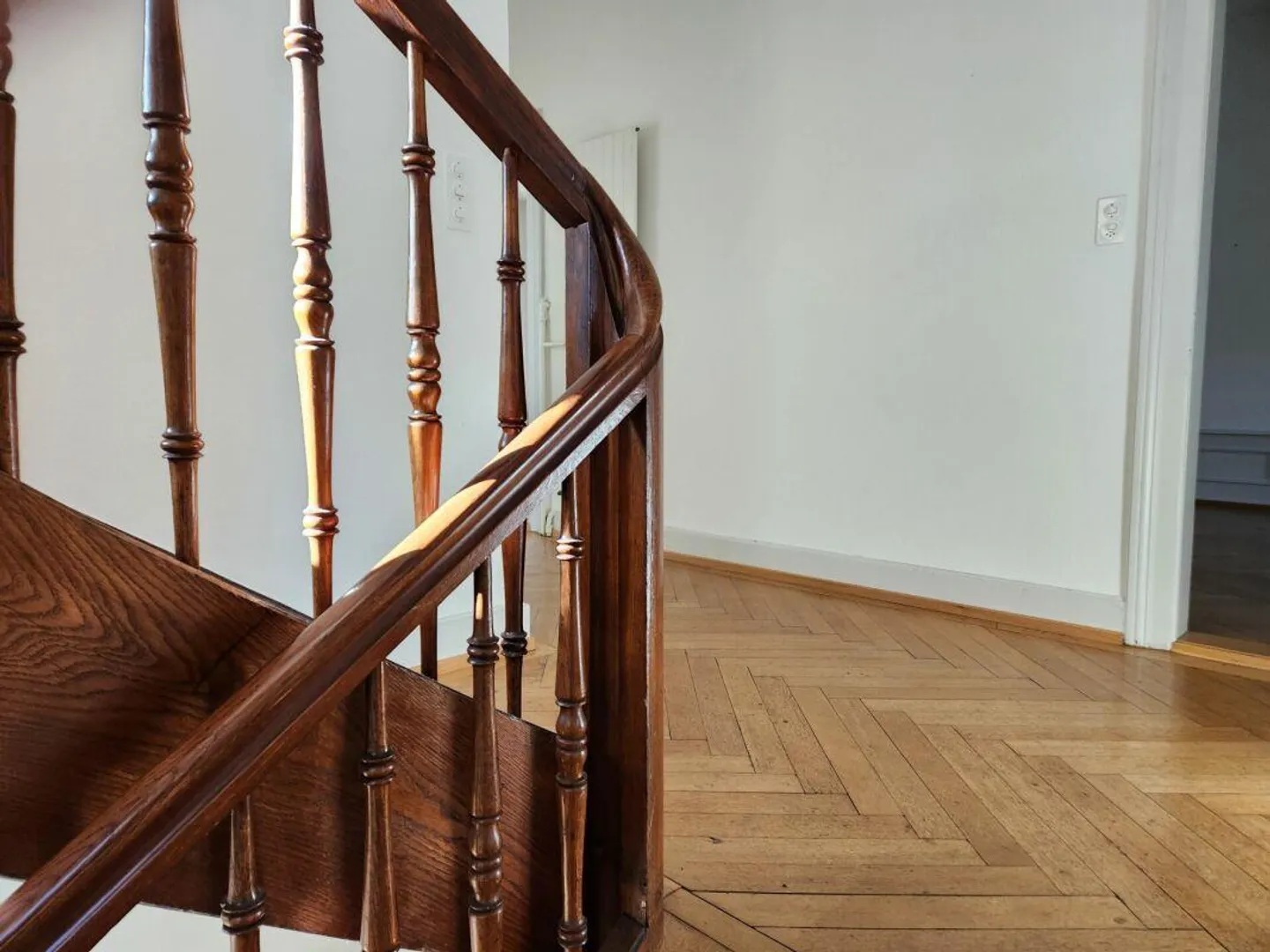 Affitto temporaneo di un bellissimo appartamento di 7.0 stanze distribuito su 3 piani - Foto 2 di 6