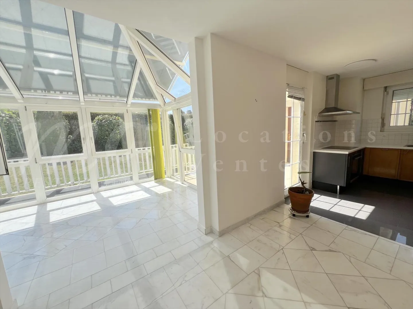 STUPENDA CASA MODERNA CON VERANDA - GIARDINO DI circa 600 m2 - Foto 8 di 13