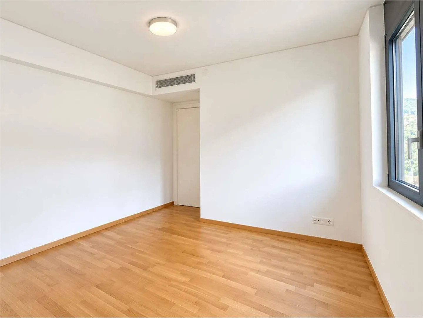 Helle 4,5-Zimmer-Wohnung mit großer Terrasse und geräumigen Innenräumen - Foto 8 von 10