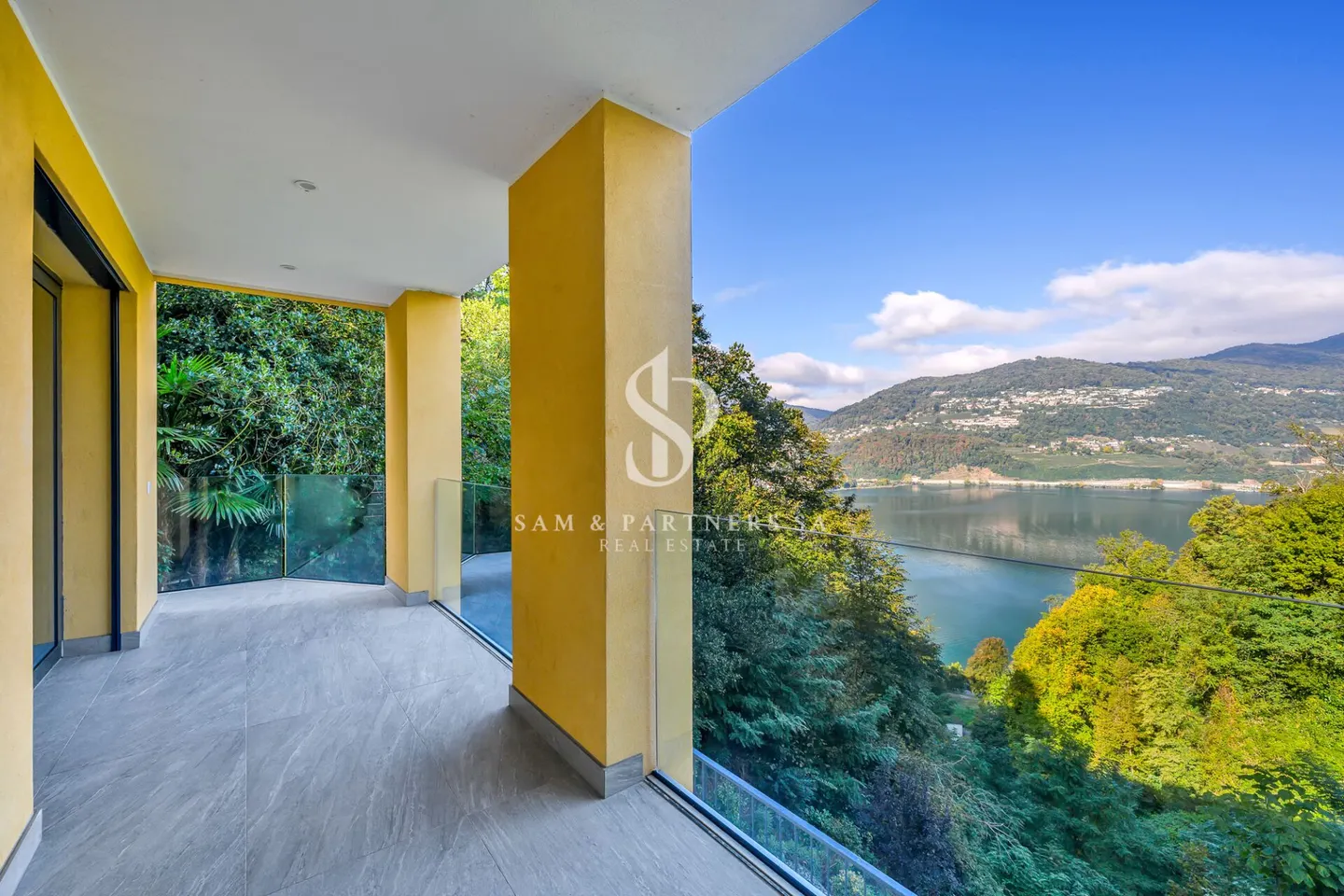 Apartment with lake view - Photo 1 of 12
