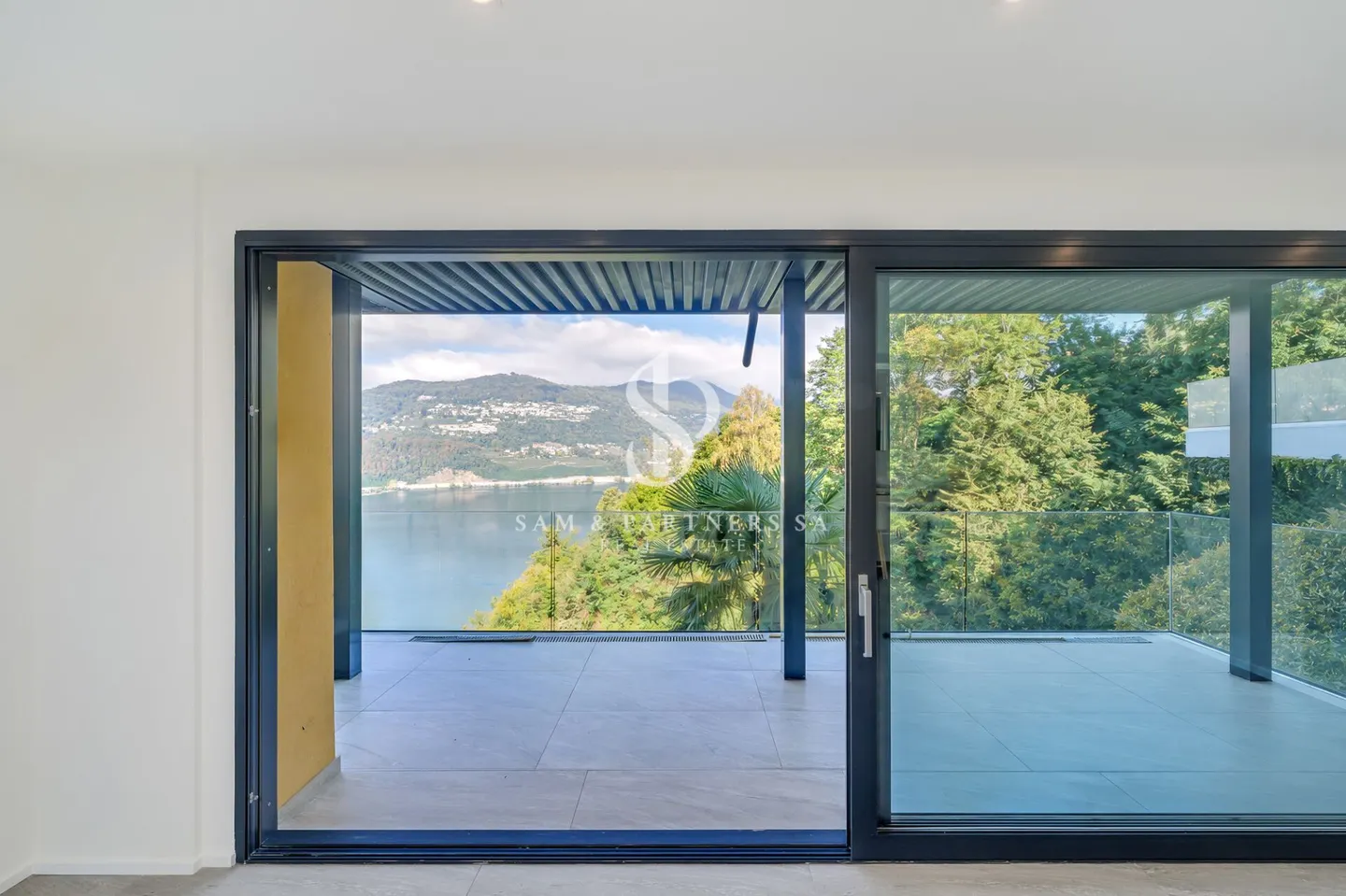 Apartment with lake view - Photo 2 of 12