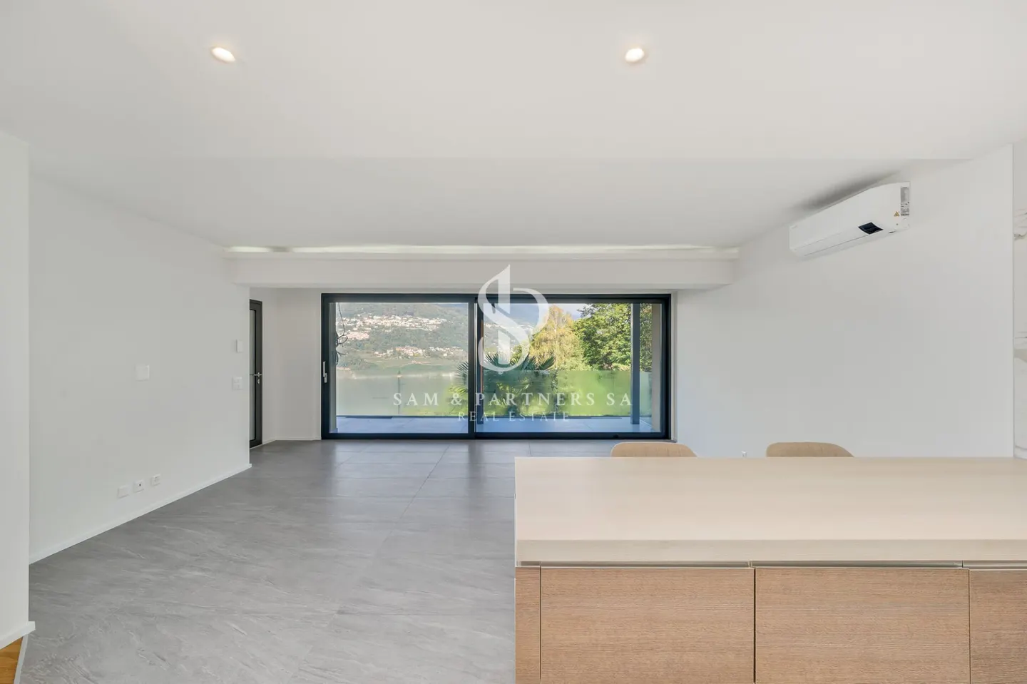 Apartment with lake view - Photo 3 of 12