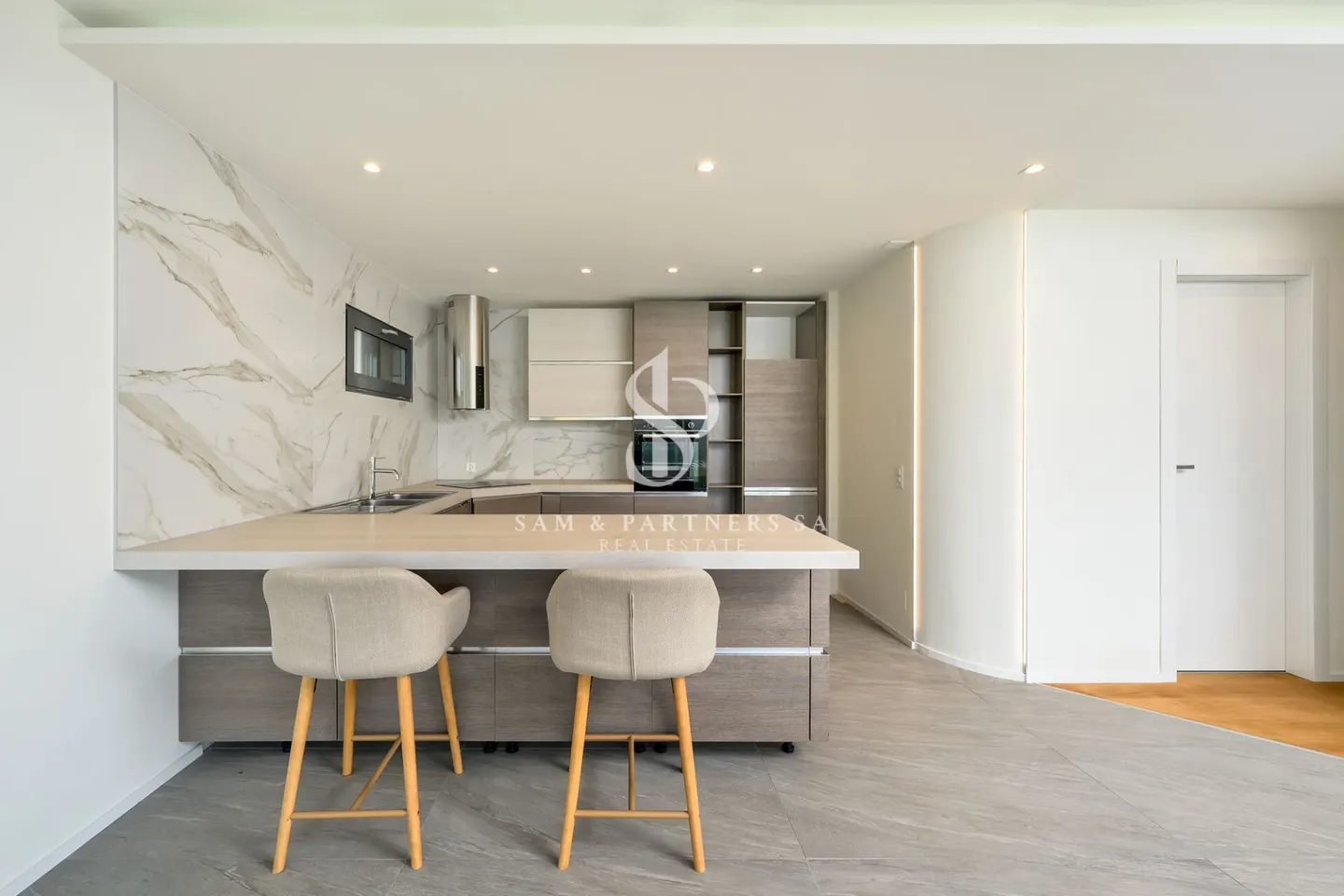 Apartment with lake view - Photo 4 of 12