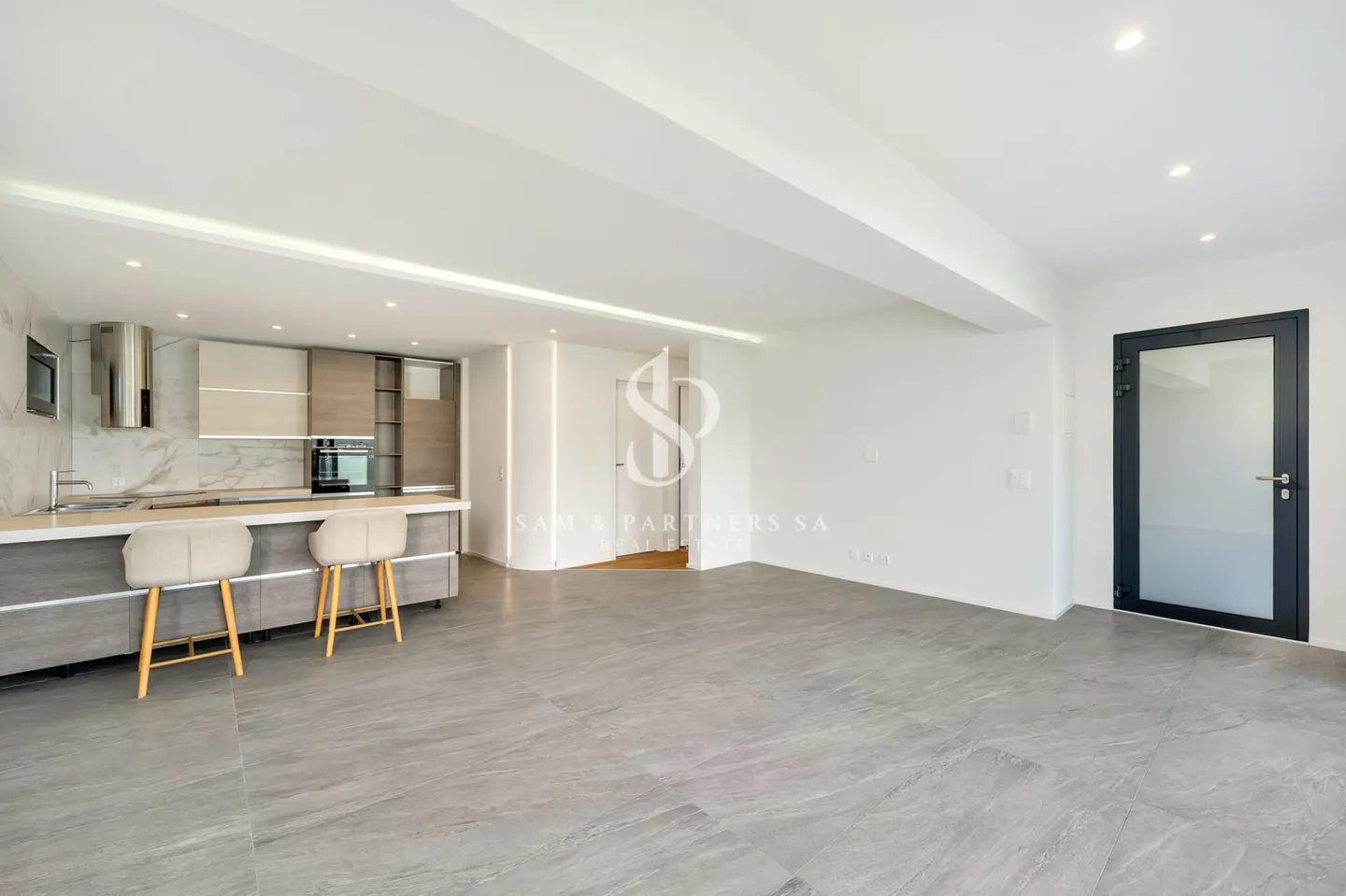 Apartment with lake view - Photo 7 of 12