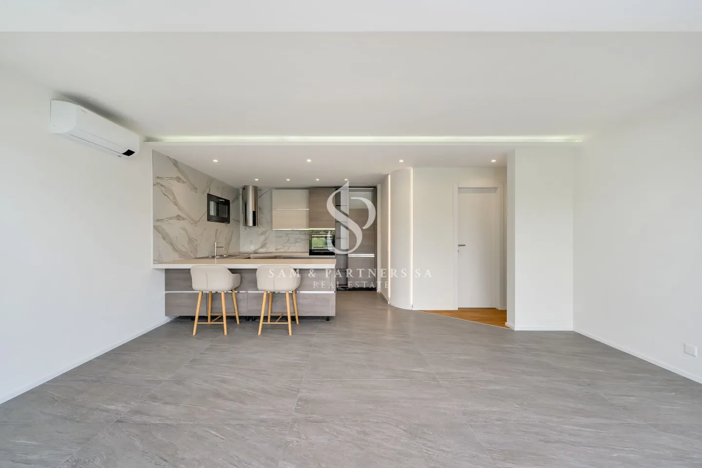 Apartment with lake view - Photo 8 of 12