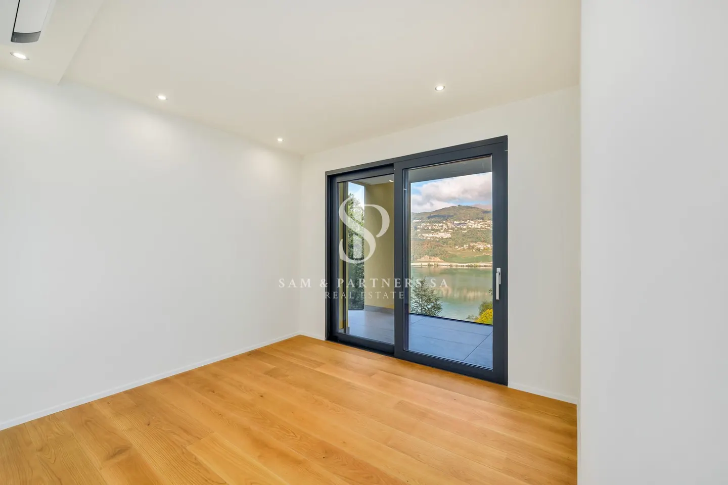 Apartment with lake view - Photo 9 of 12