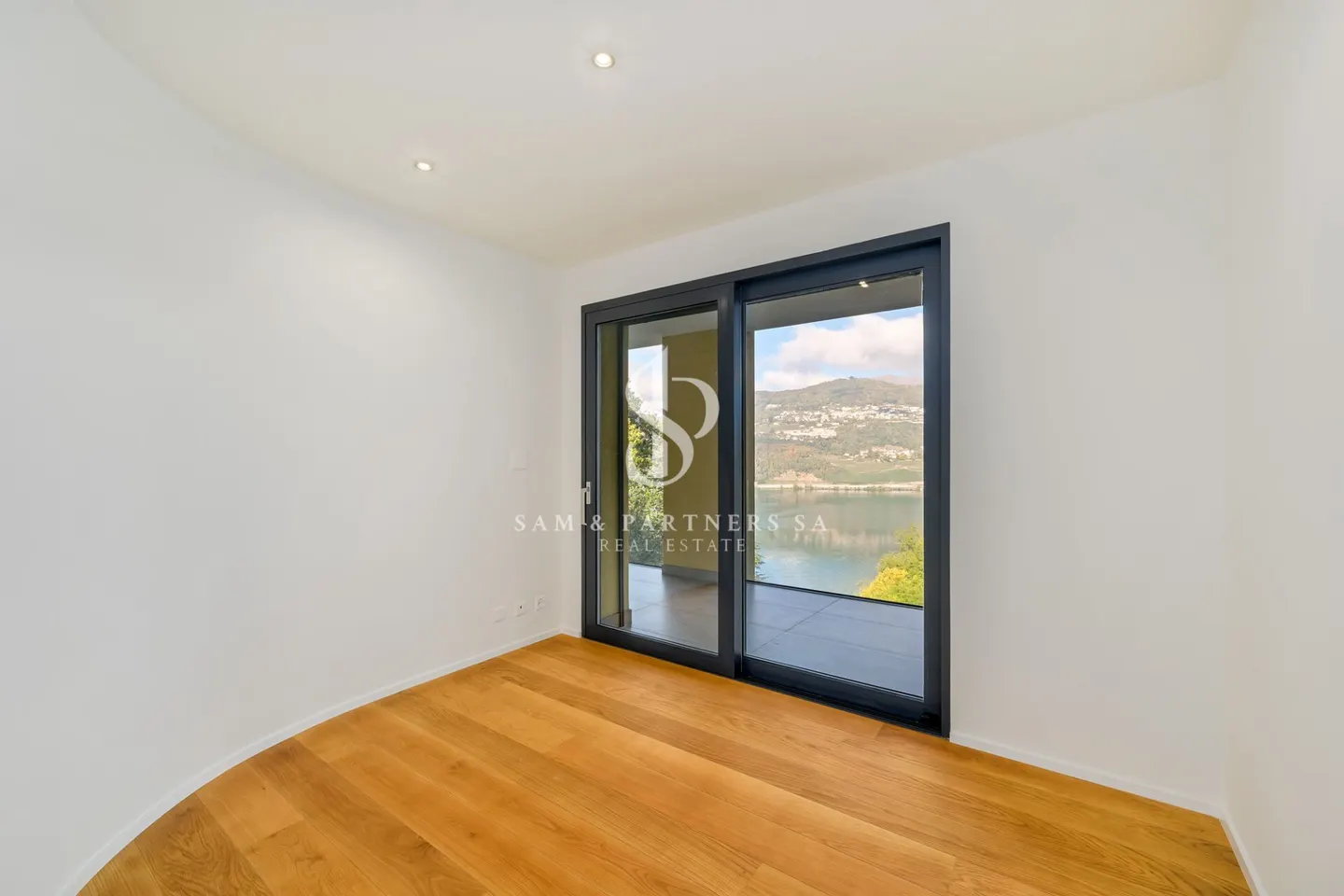 Apartment with lake view - Photo 11 of 12