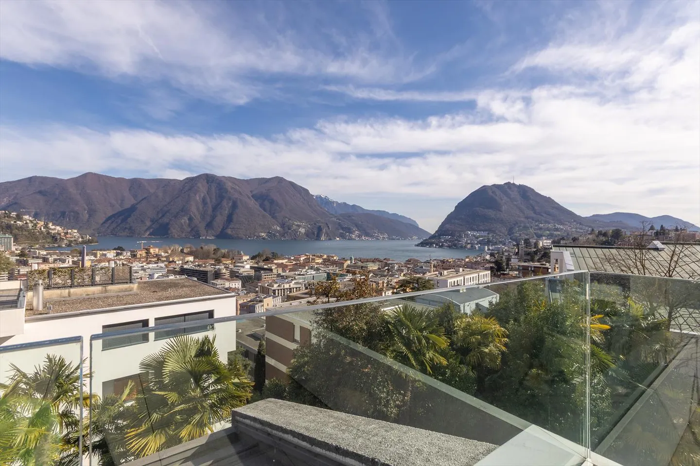 UNMISSABLE APARTMENT WITH LAKE VIEW - Photo 10 of 10