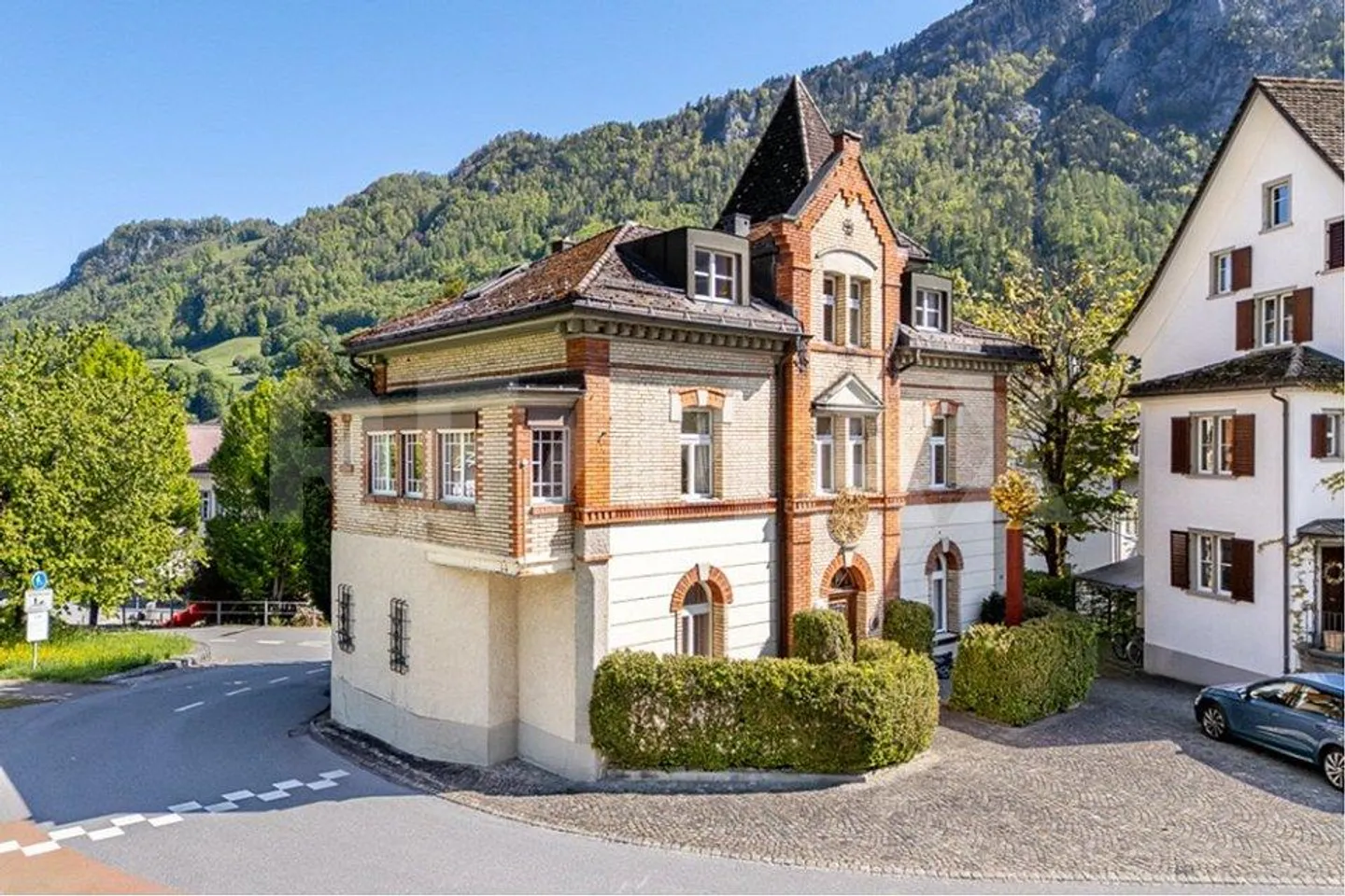 Bâtiment résidentiel et commercial à Glaris - Photo 1 sur 13