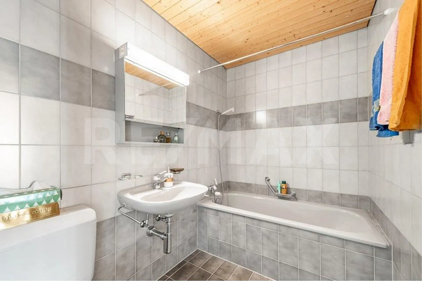 Bâtiment résidentiel et commercial à Glaris - Photo 8 sur 13