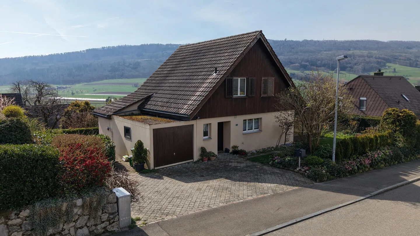 Idylle familiale ensoleillée avec potentiel d'aménagement dans un emplacement de choix - Photo 1 sur 13