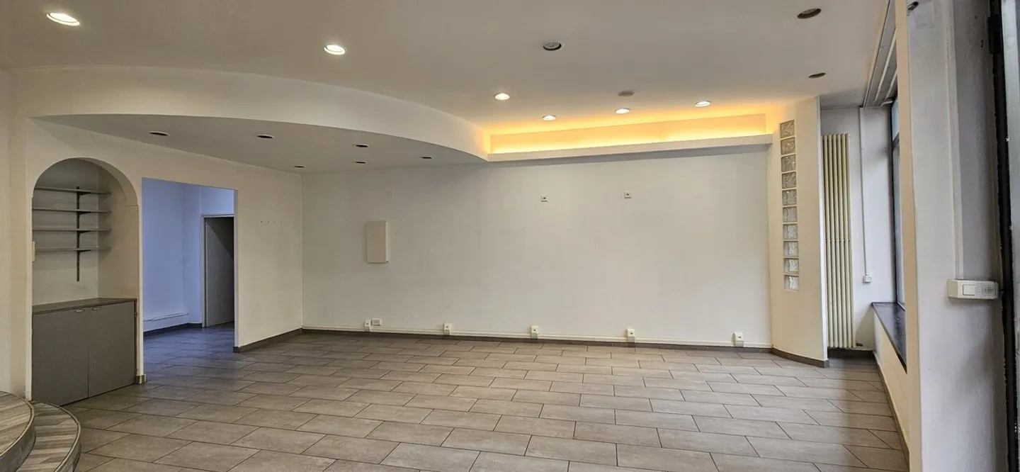 Espace commercial avec vitrine au centre - Photo 2 sur 3
