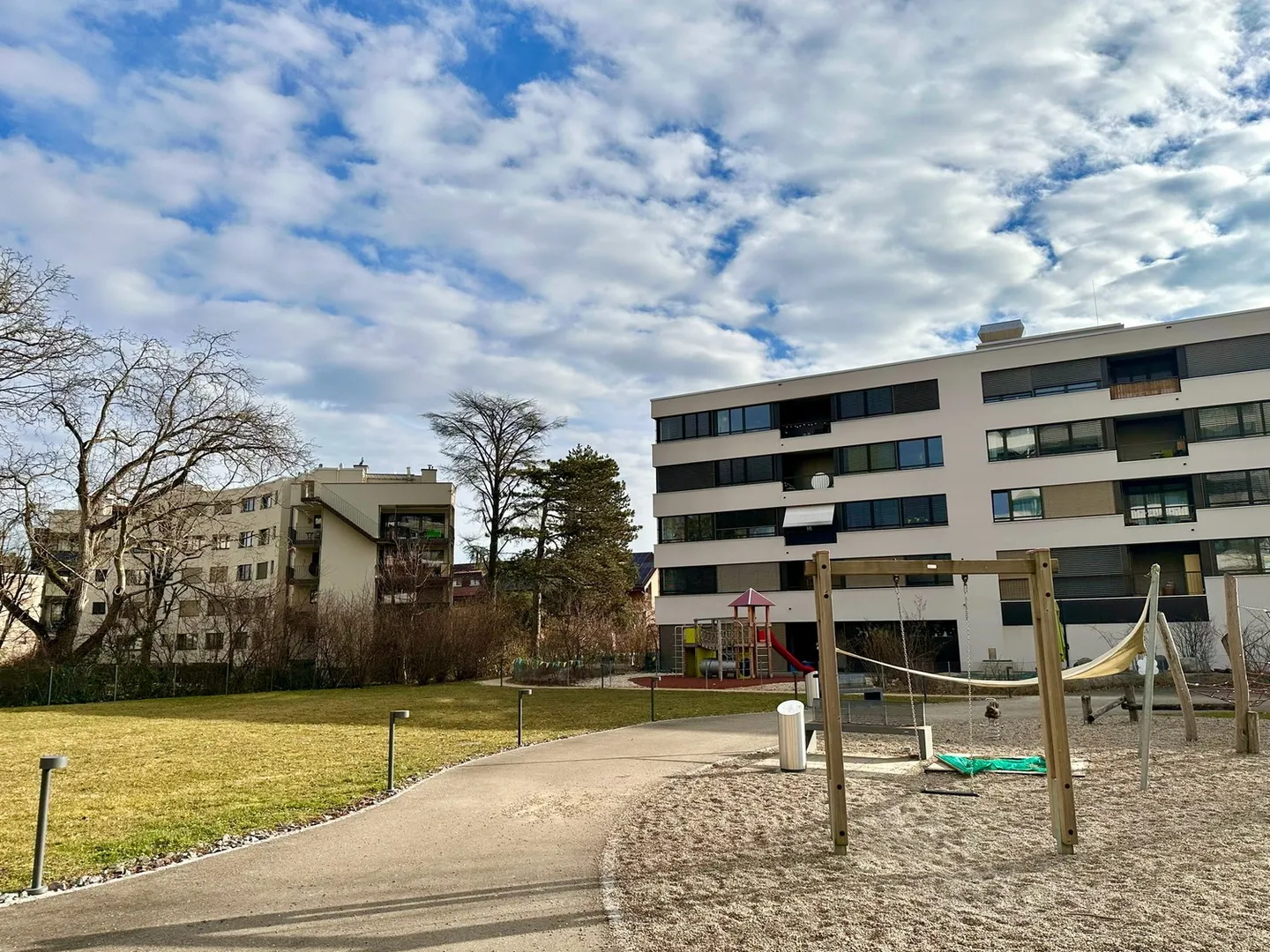 In the Green - Luxurious + Modern 3.5-Room Apartment, Large Balcony, 2 Bathrooms, Neu-Allschwil, 15min to the City - Photo 2 of 25