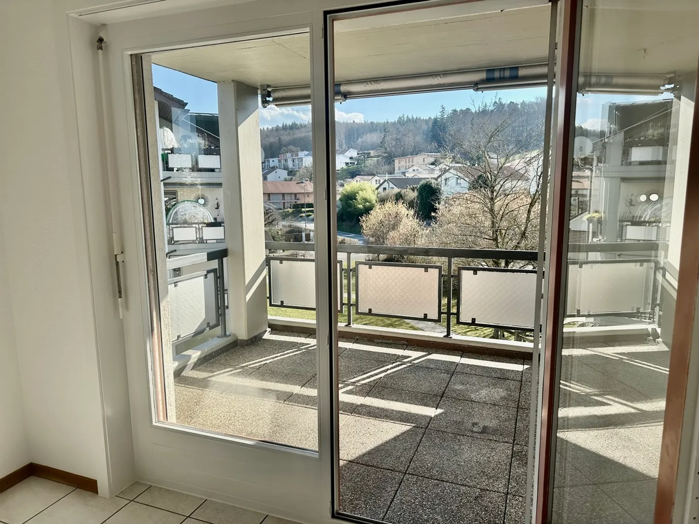 Courtepin 2,5 pces de 61,4m², balcon couvert, parking souterrain, cave - Photo 3 sur 13