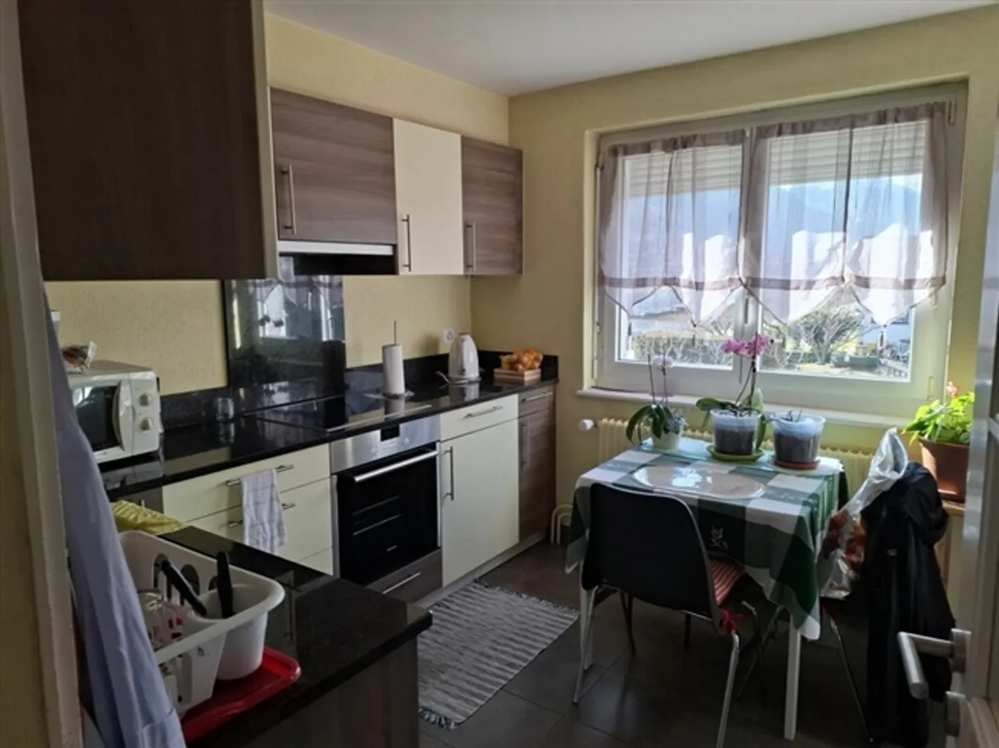 Appartement spacieux de 3,5 pièces au premier étage avec place de parking et box de garage - Photo 2 sur 9