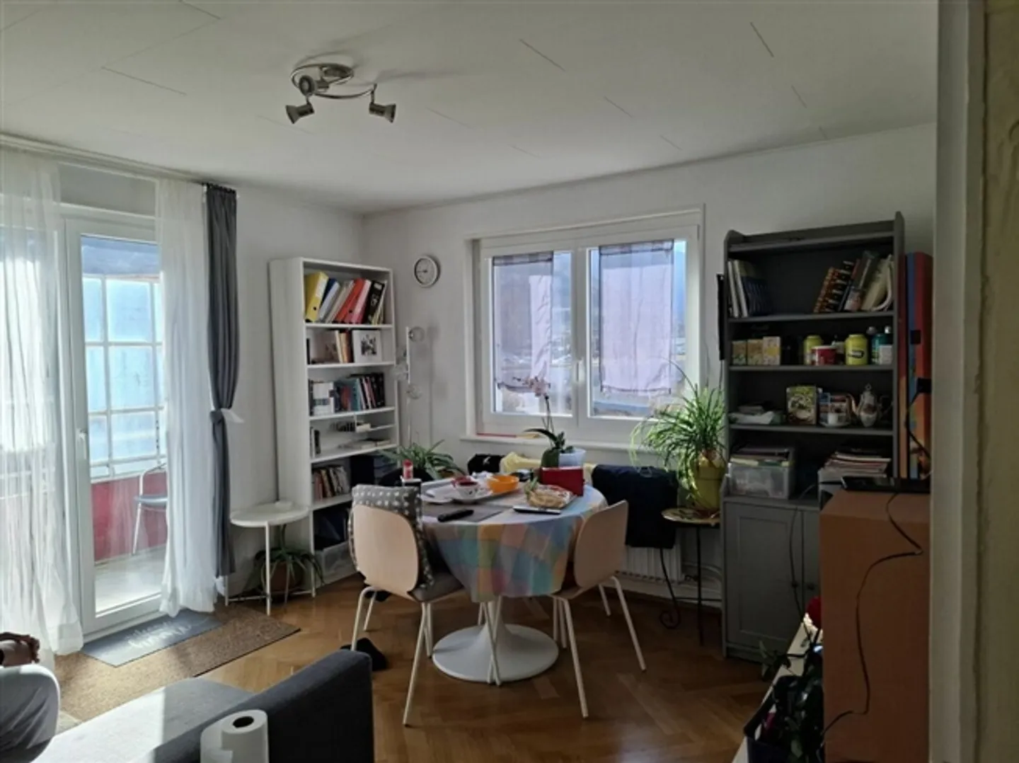Appartement spacieux de 3,5 pièces au premier étage avec place de parking et box de garage - Photo 3 sur 9
