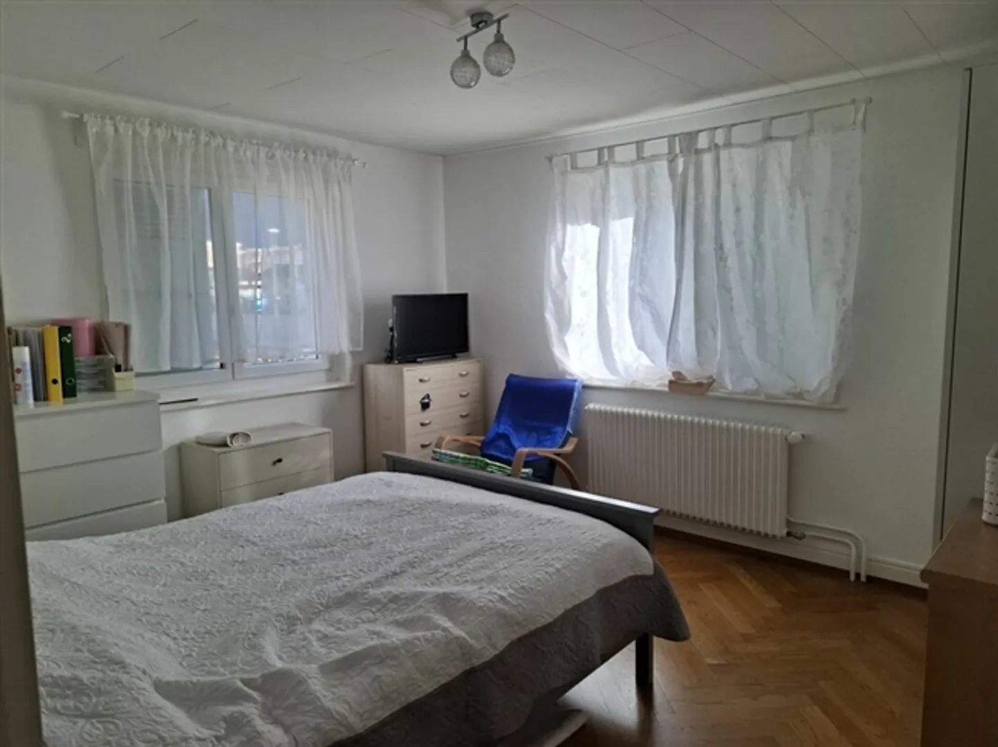 Appartement spacieux de 3,5 pièces au premier étage avec place de parking et box de garage - Photo 4 sur 9