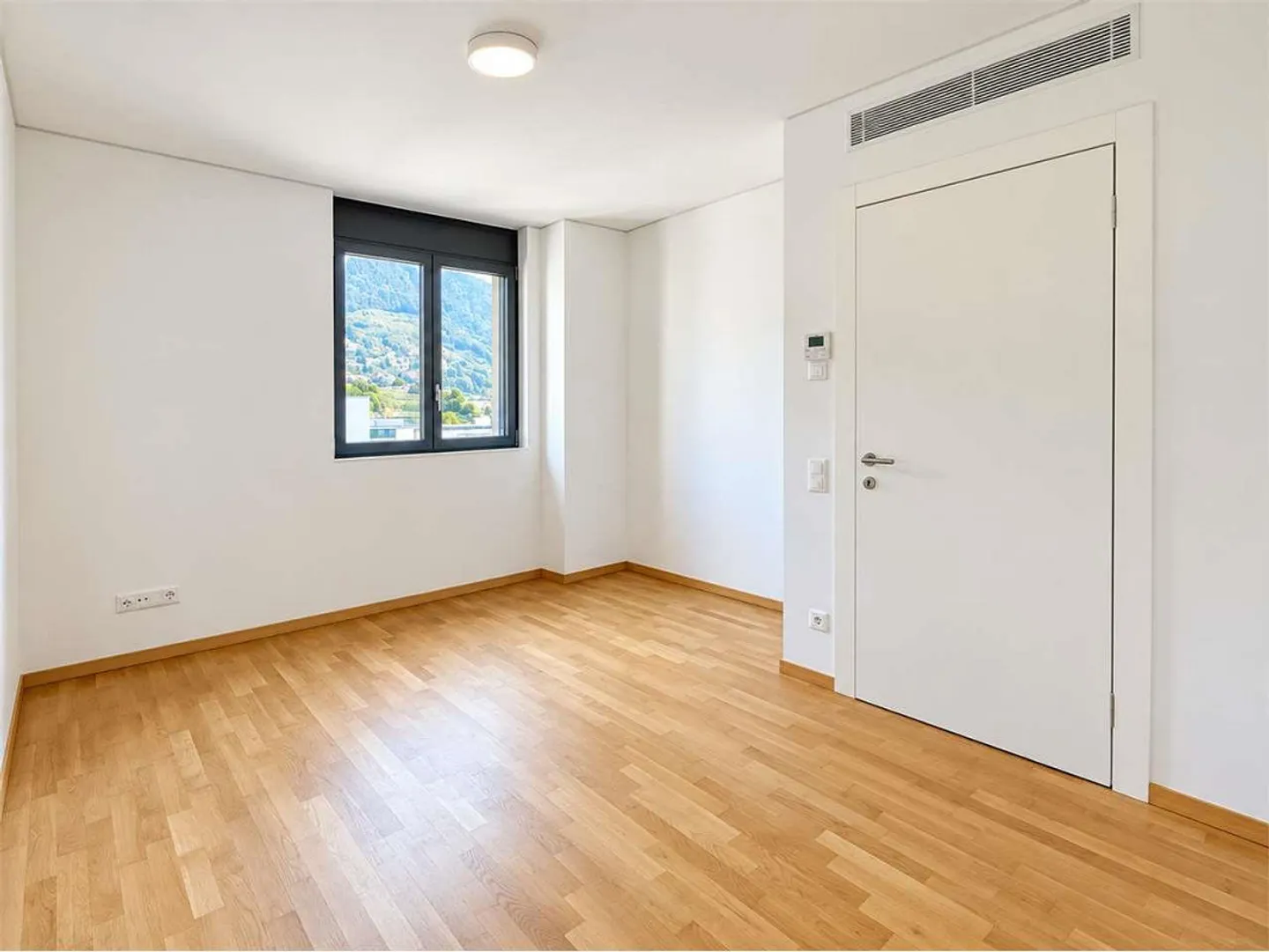 Vacallo: helles 3.5-Zimmer mit großer Terrasse und geräumigen Innenräumen - Foto 6 von 9