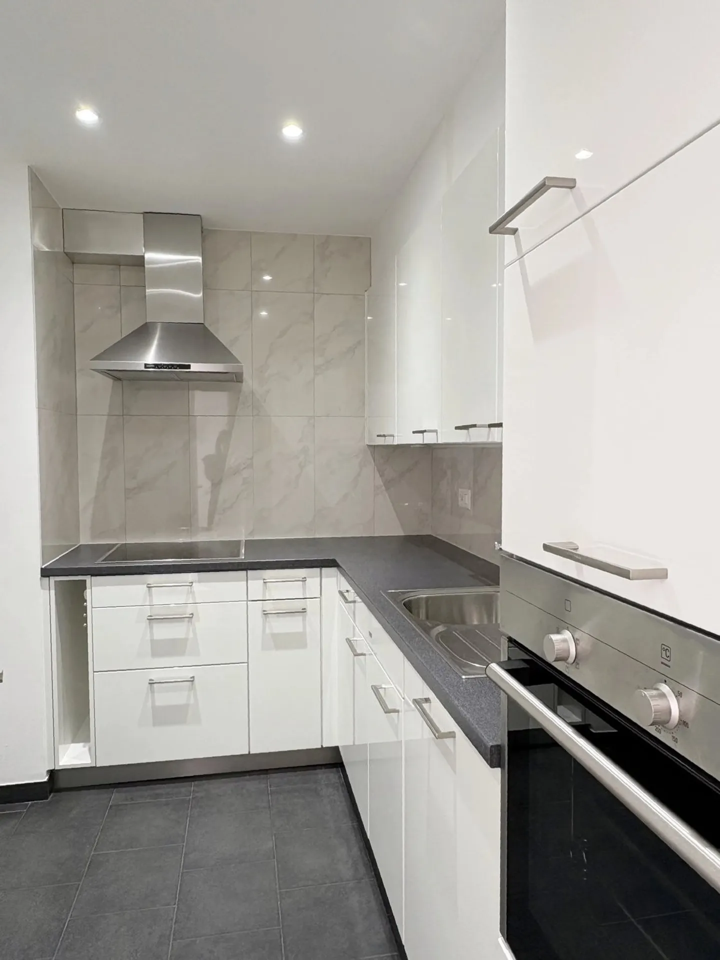 Stupendo appartamento di 3,5 locali con vista mozzafiato sul lago e sulle montagne - Foto 5 di 11