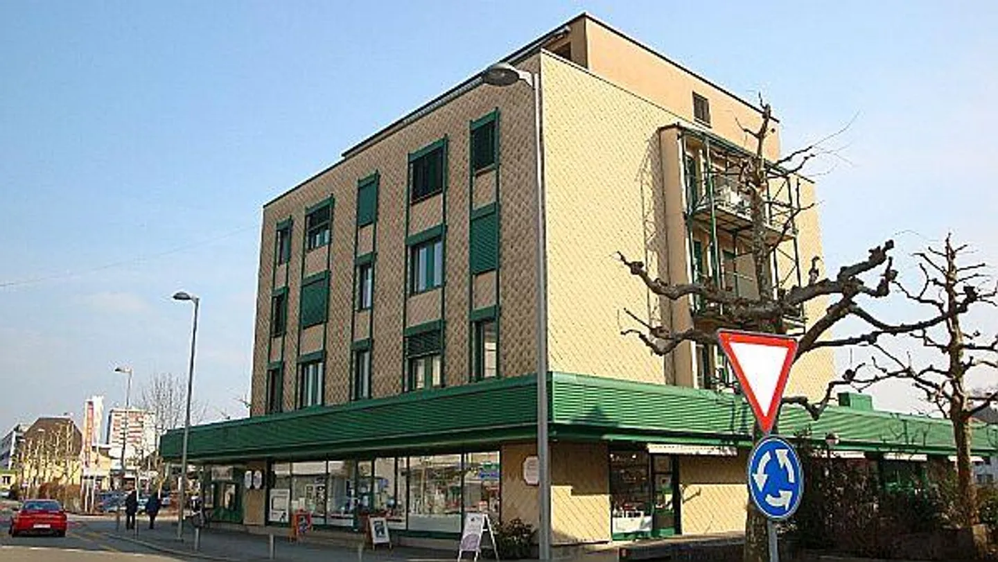 Locaux commerciaux spacieux au centre de Zuchwil - Photo 1 sur 7