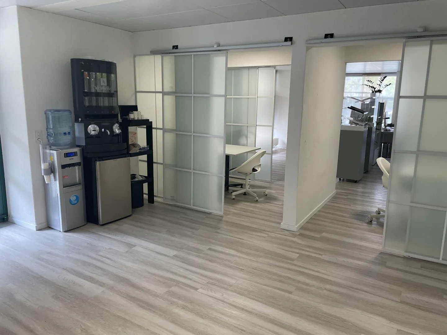 Locaux commerciaux spacieux au centre de Zuchwil - Photo 3 sur 7