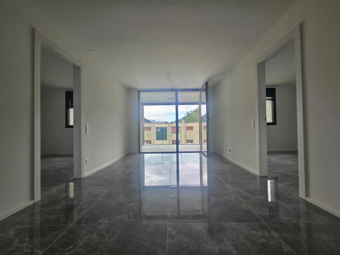 FOR RENT NEW AND BEAUTIFUL 3.5 ROOMS IN LUMINO - Photo 2 of 9