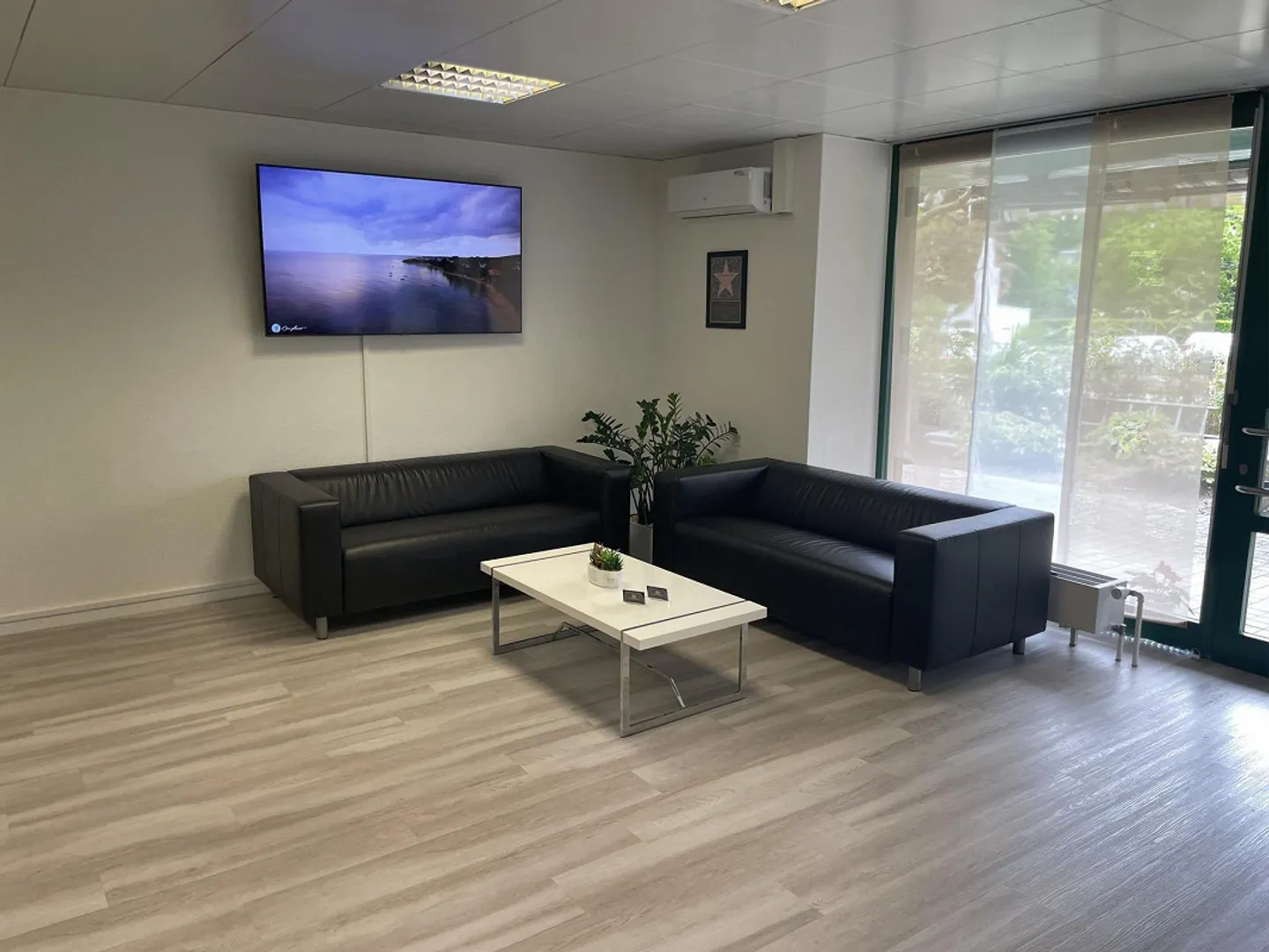 Locaux commerciaux spacieux au centre de Zuchwil - Photo 2 sur 7