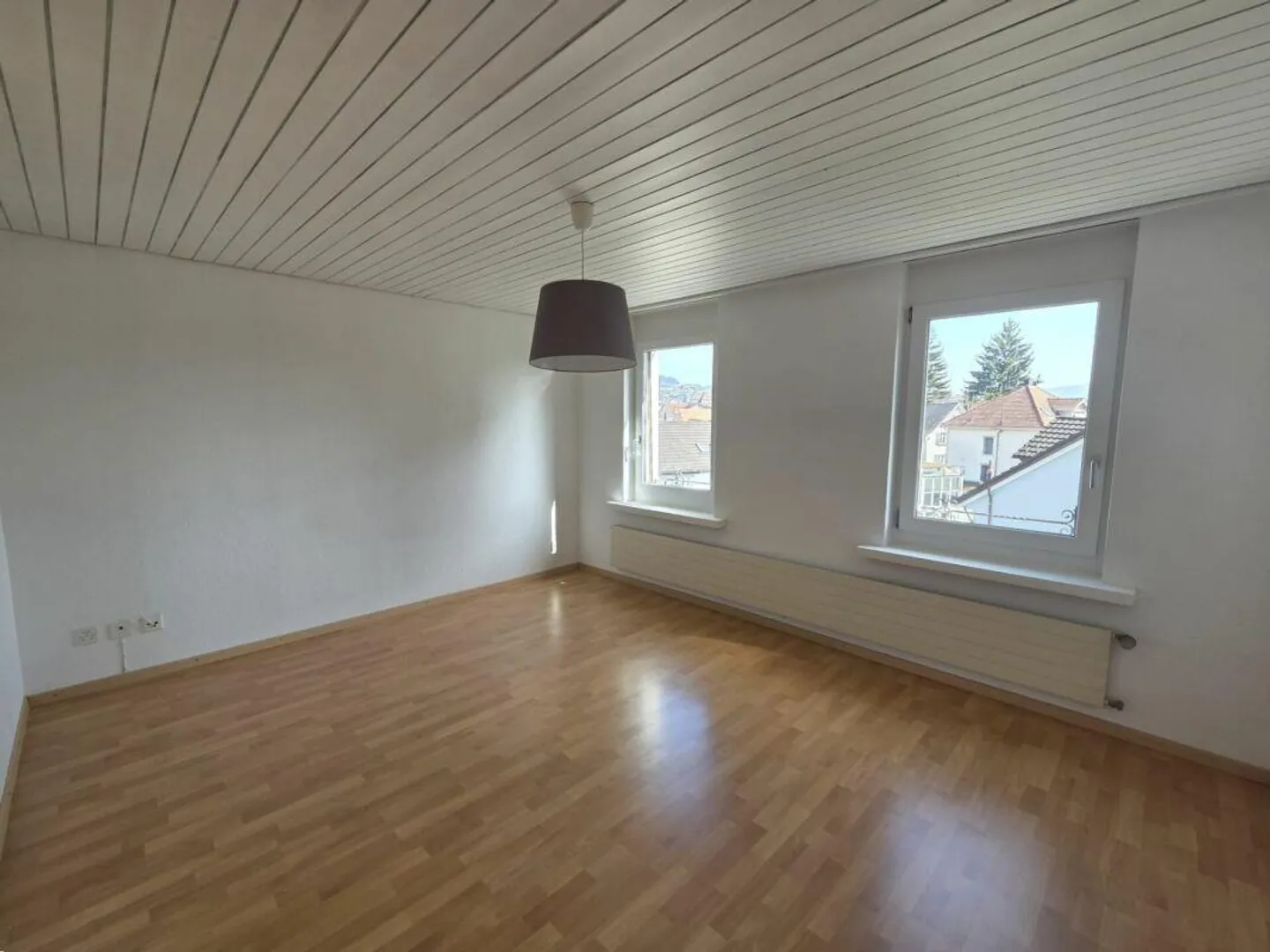 For rent immediately 4-room attic apartment in the center of Wil, 5 minutes walk to the train station - Photo 2 of 10