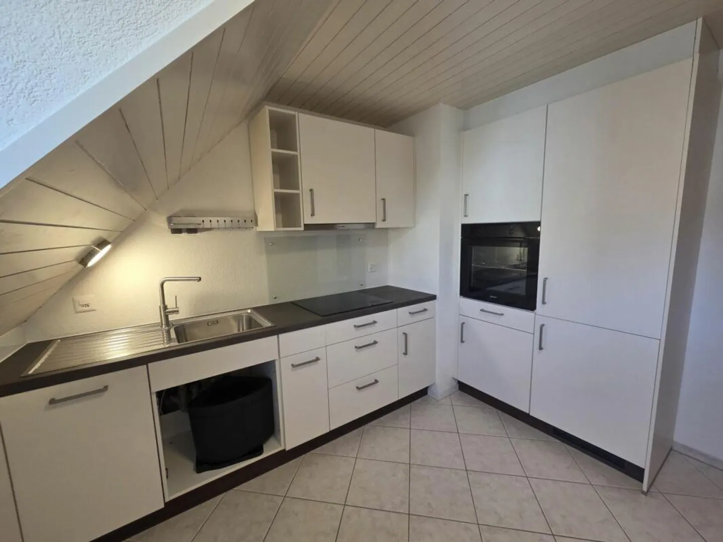 For rent immediately 4-room attic apartment in the center of Wil, 5 minutes walk to the train station - Photo 3 of 10