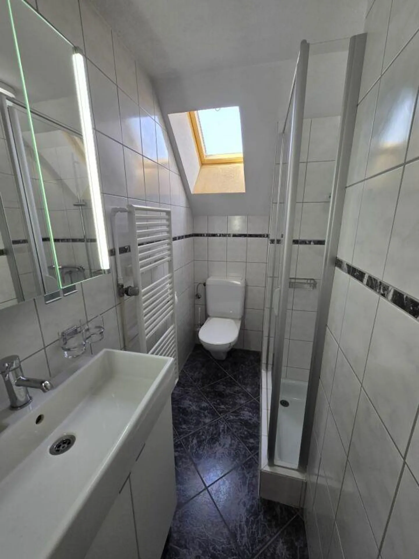 For rent immediately 4-room attic apartment in the center of Wil, 5 minutes walk to the train station - Photo 4 of 10