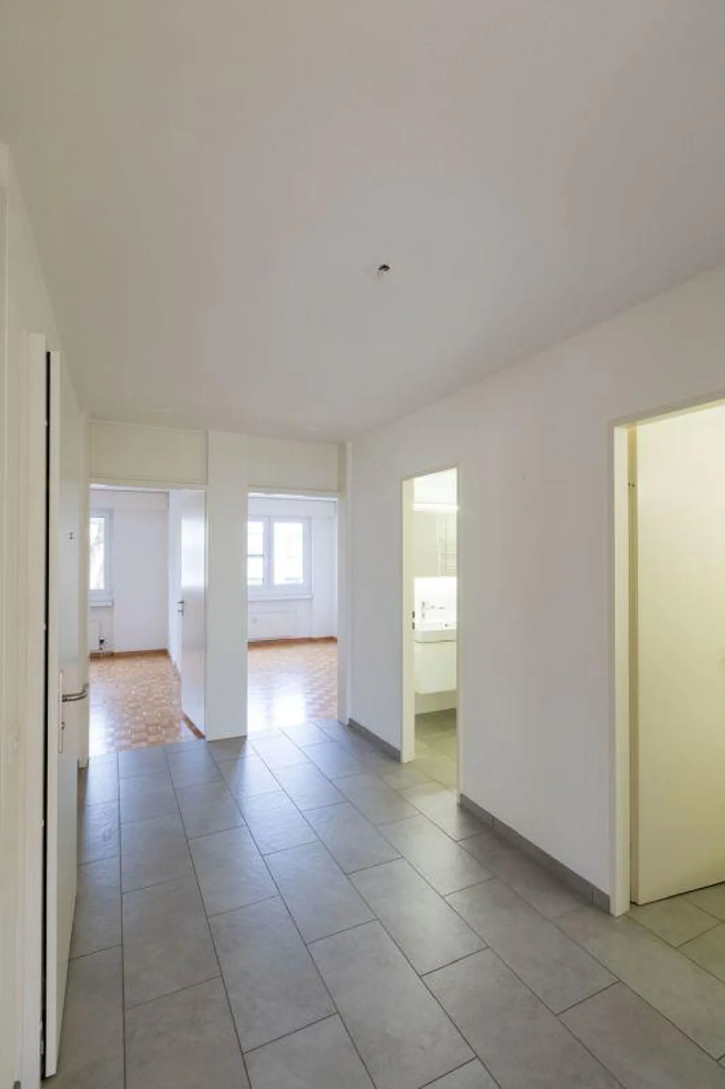 Appartamento luminoso di 3,5 stanze adatto alle famiglie al 2° piano con area giochi... - Foto 8 di 12