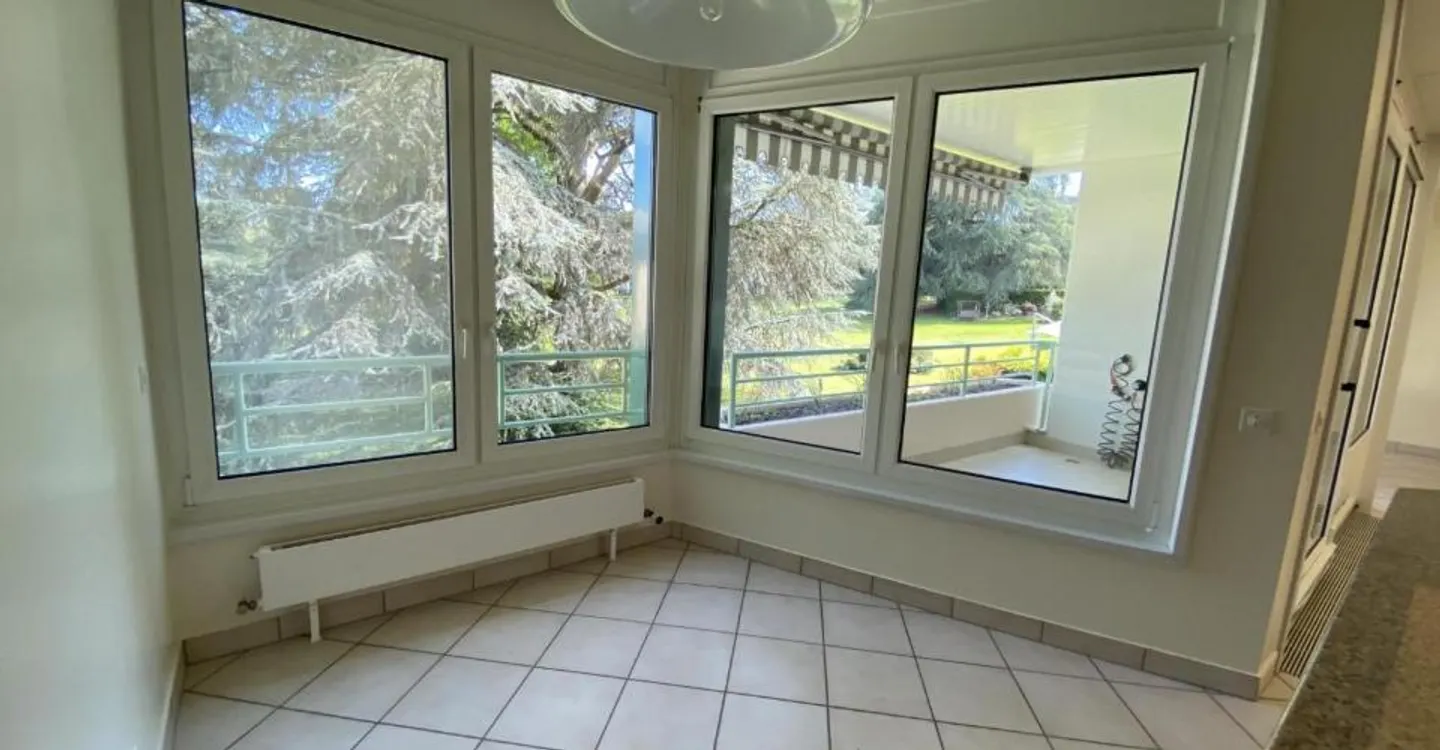 Lakefront on a large private park, 3-bedroom duplex on terrace. - Photo 3 of 6