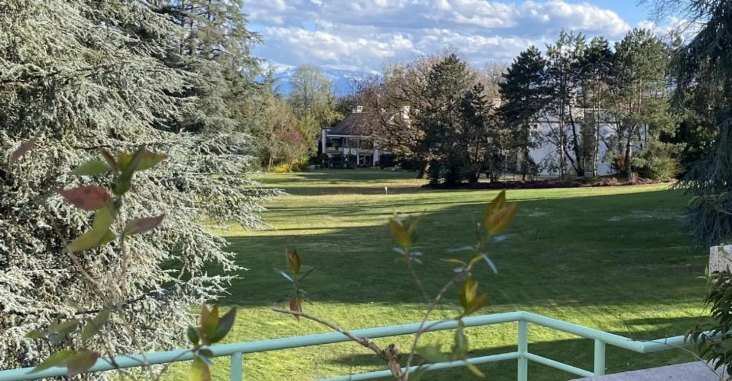 Lakefront on a large private park, 3-bedroom duplex on terrace. - Photo 6 of 6