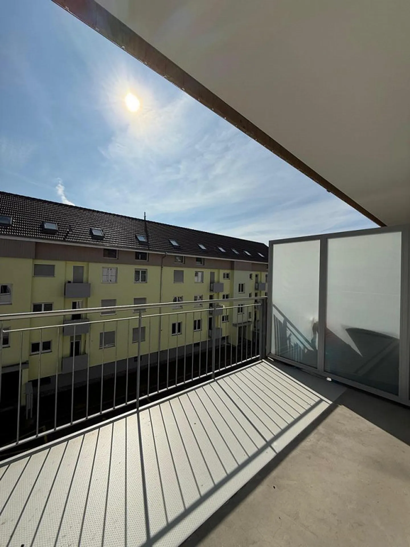 Moderne Wohnung mit grossem Balkon - Foto 9 von 10