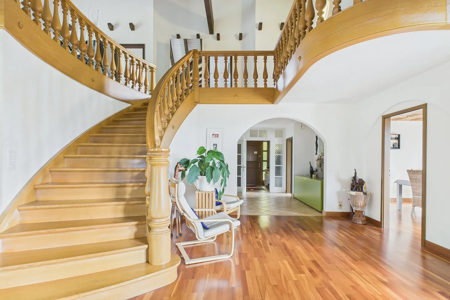 Herrschaftliche Villa über den Dächern von Lyss - Foto 8 von 28