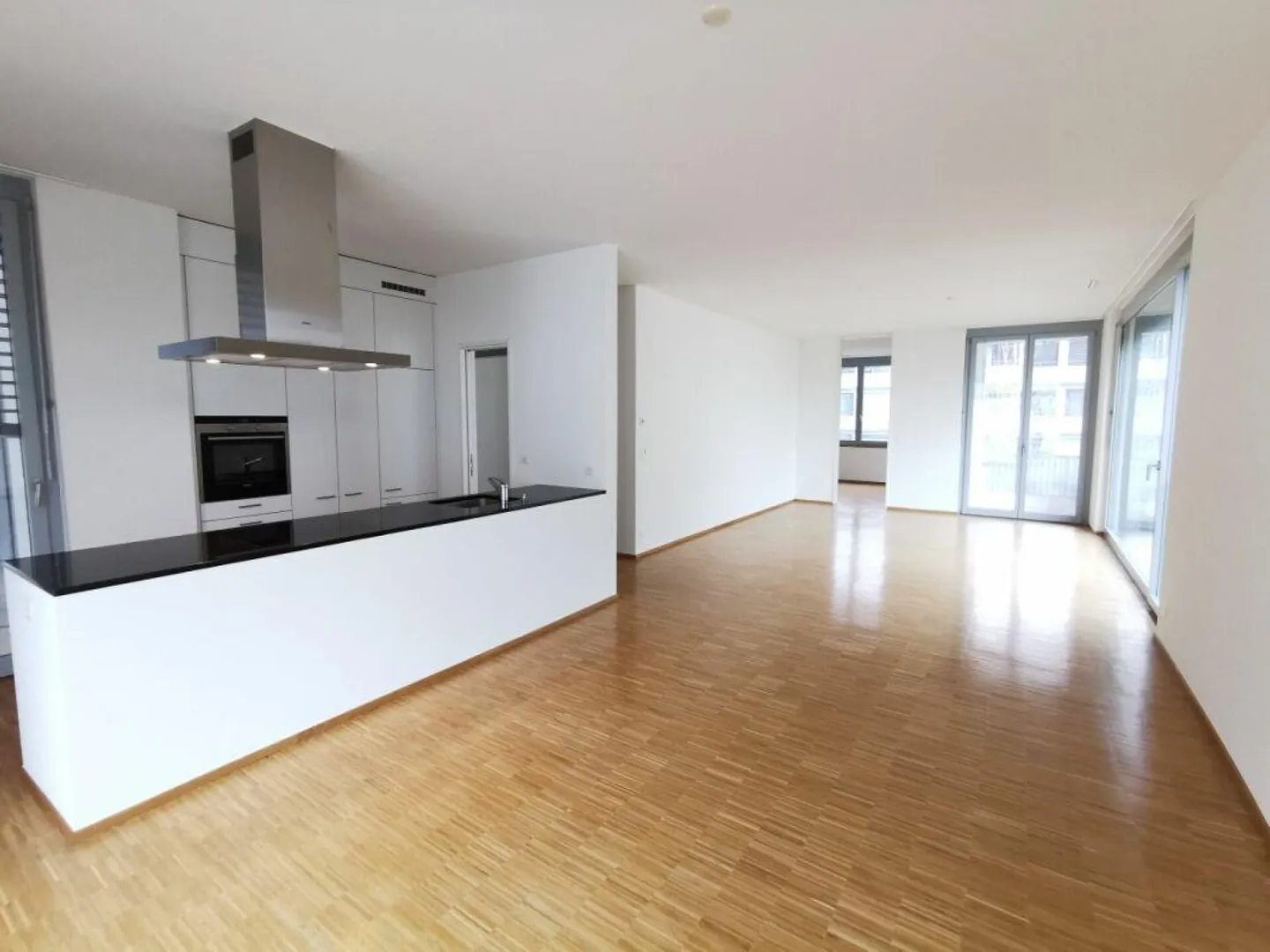 Spacious 3.5-room apartment with two balconies - Photo 1 of 8