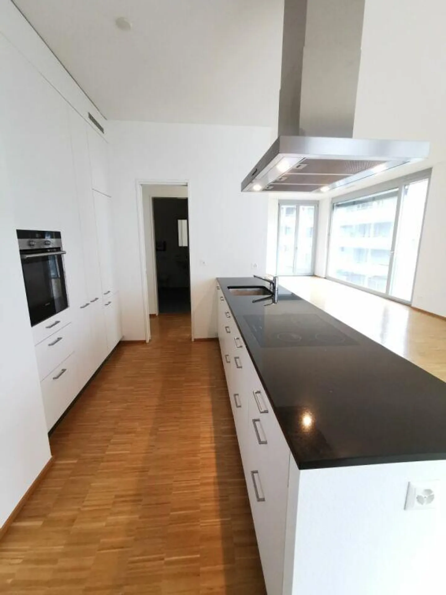 Spacious 3.5-room apartment with two balconies - Photo 2 of 8