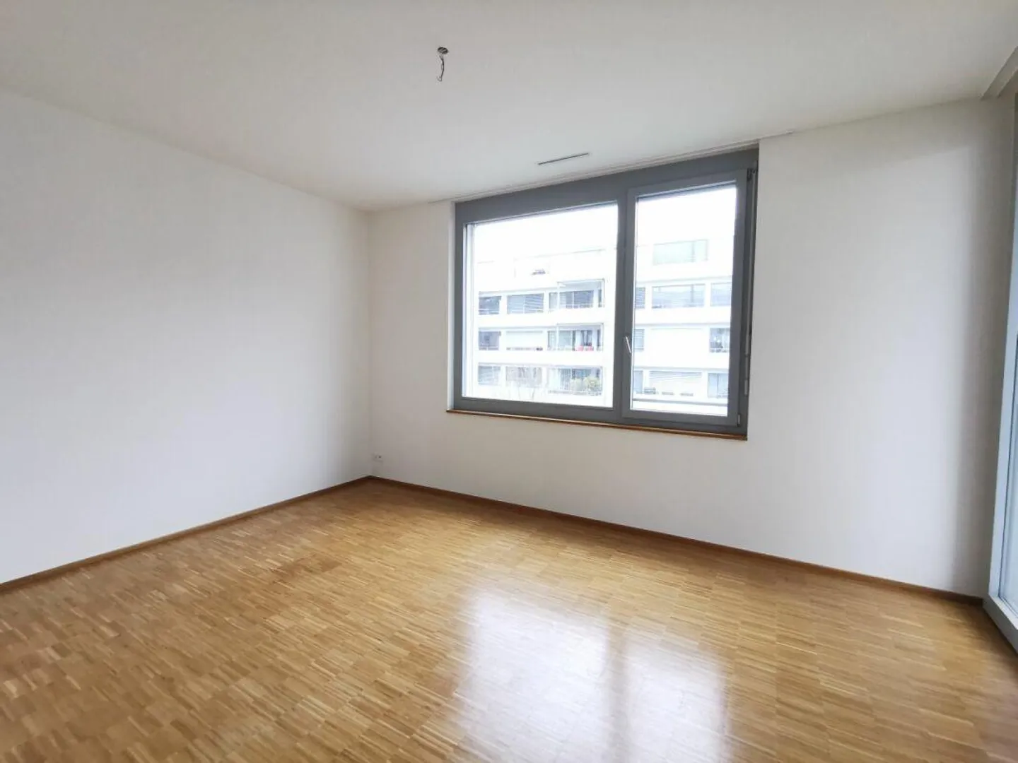 Spacious 3.5-room apartment with two balconies - Photo 5 of 8