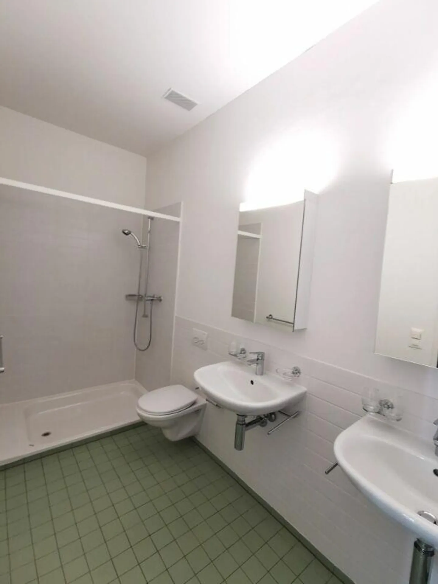 Spacious 3.5-room apartment with two balconies - Photo 7 of 8