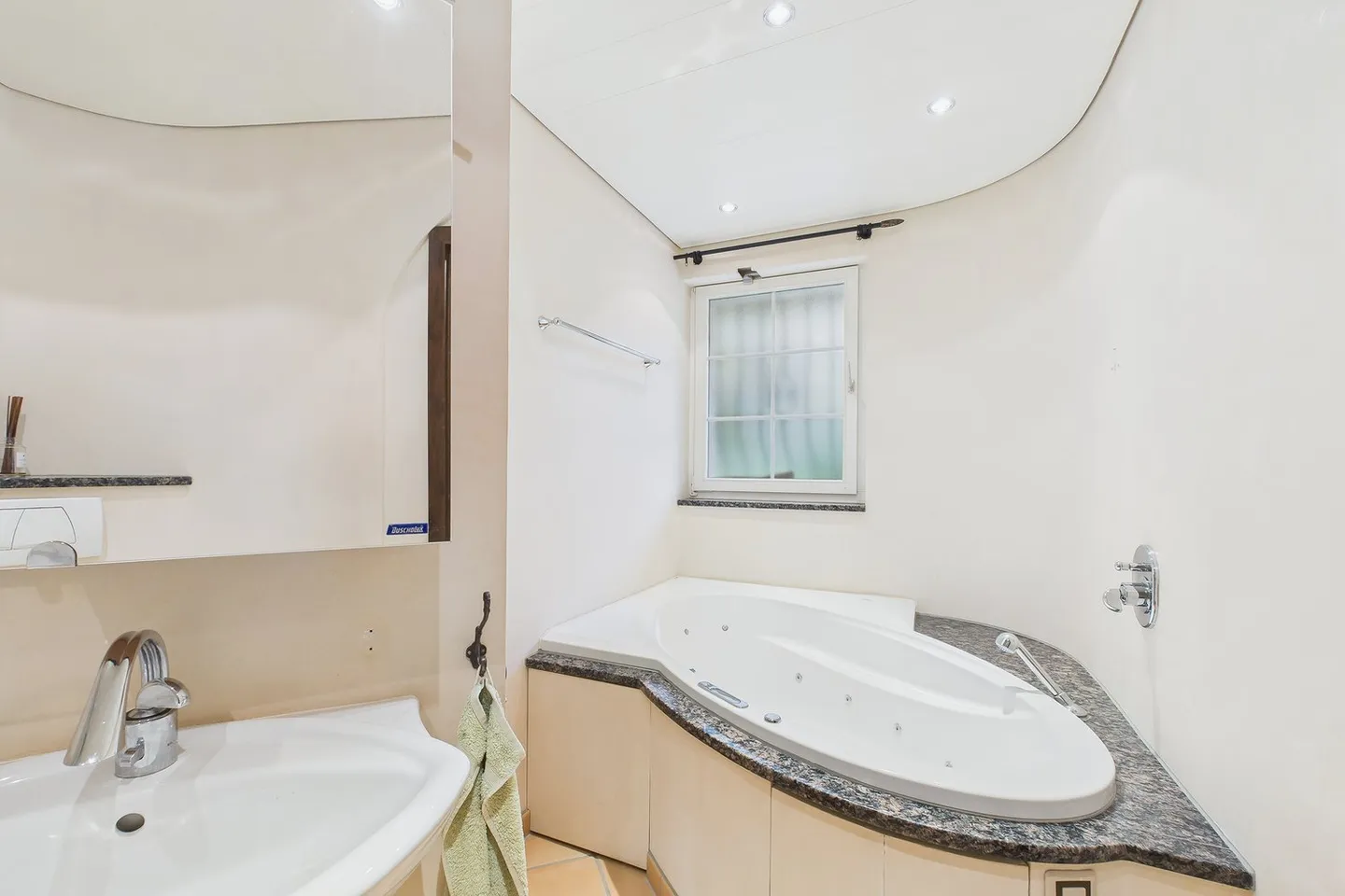 Herrschaftliche Villa über den Dächern von Lyss - Foto 13 von 28