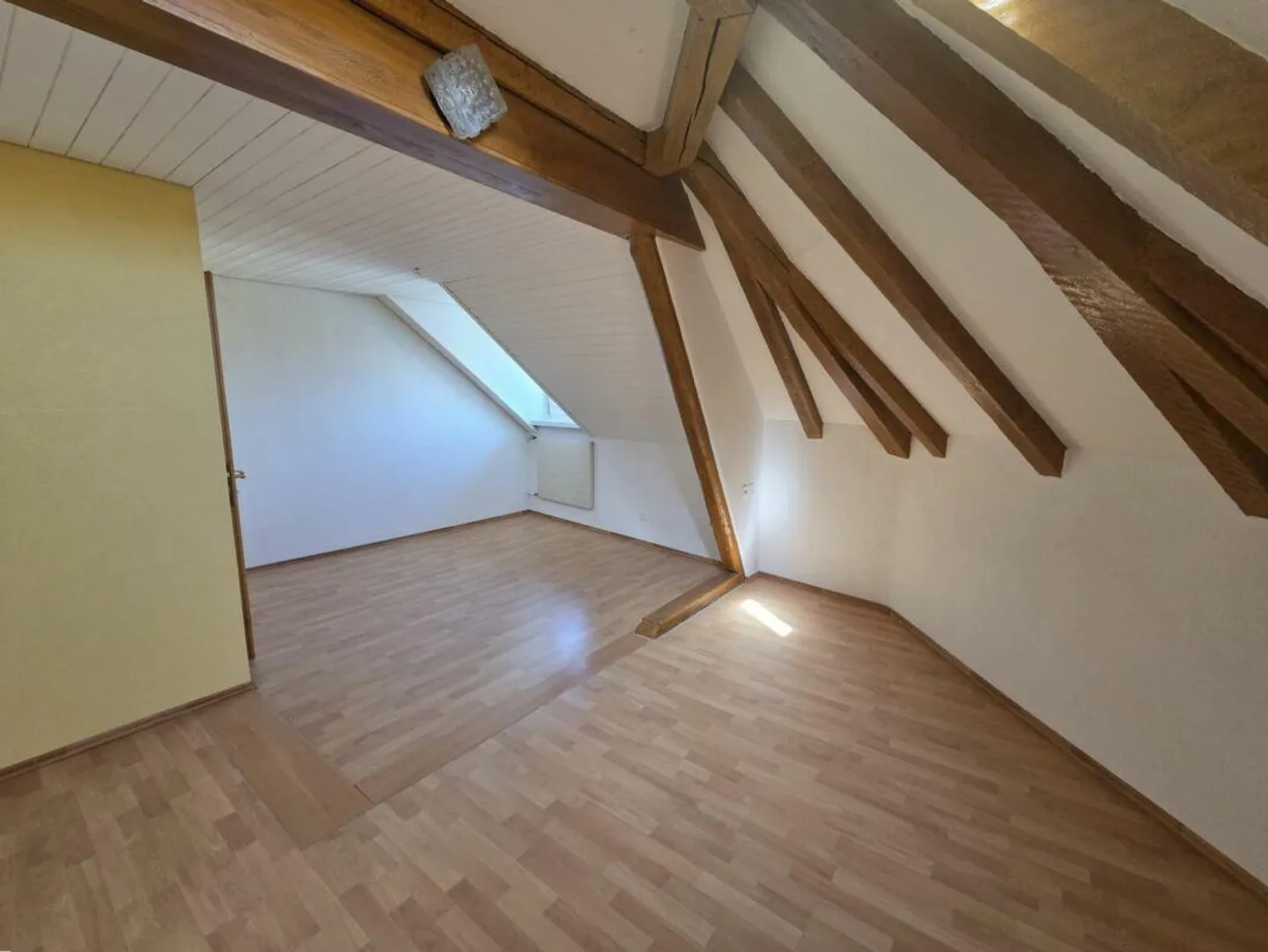 For rent immediately 4-room attic apartment in the center of Wil, 5 minutes walk to the train station - Photo 7 of 10