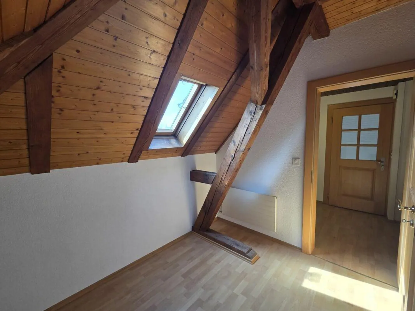 For rent immediately 4-room attic apartment in the center of Wil, 5 minutes walk to the train station - Photo 8 of 10