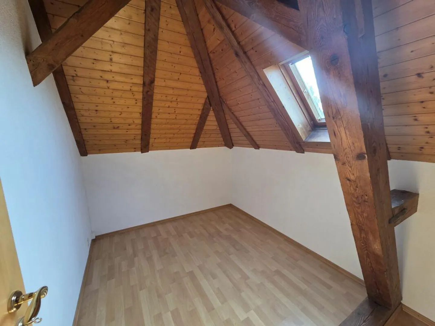 For rent immediately 4-room attic apartment in the center of Wil, 5 minutes walk to the train station - Photo 9 of 10