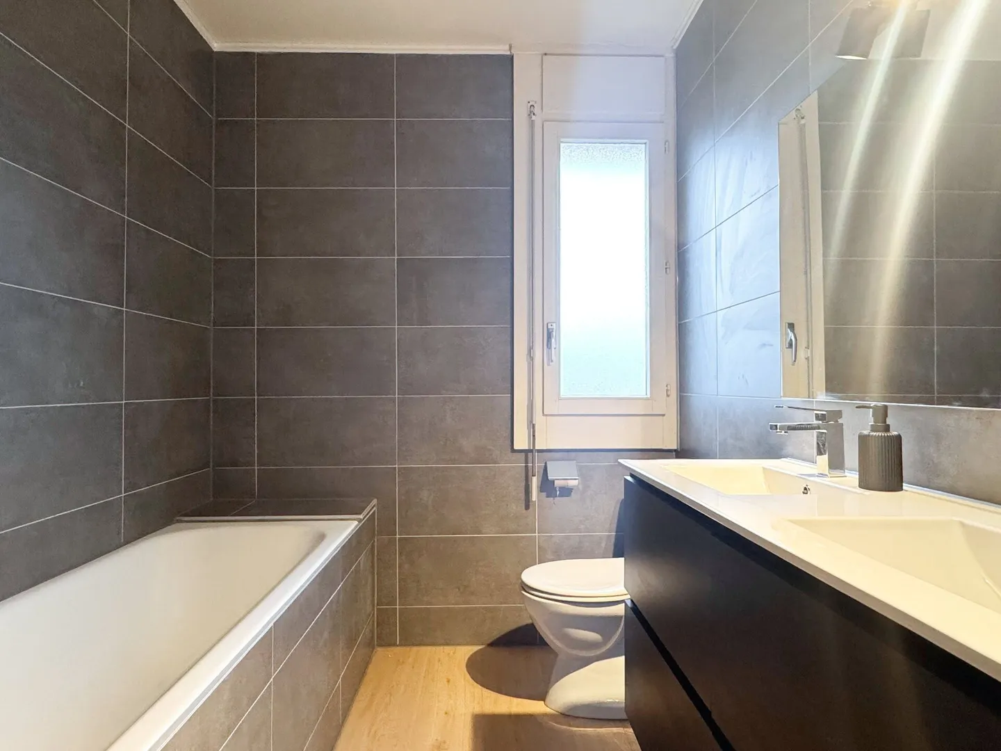 Renovated 6-room apartment in Meyrin - Photo 7 of 11