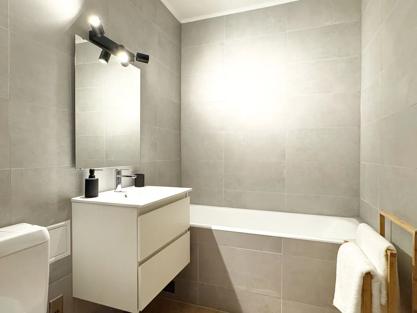 Renovated 6-room apartment in Meyrin - Photo 10 of 11