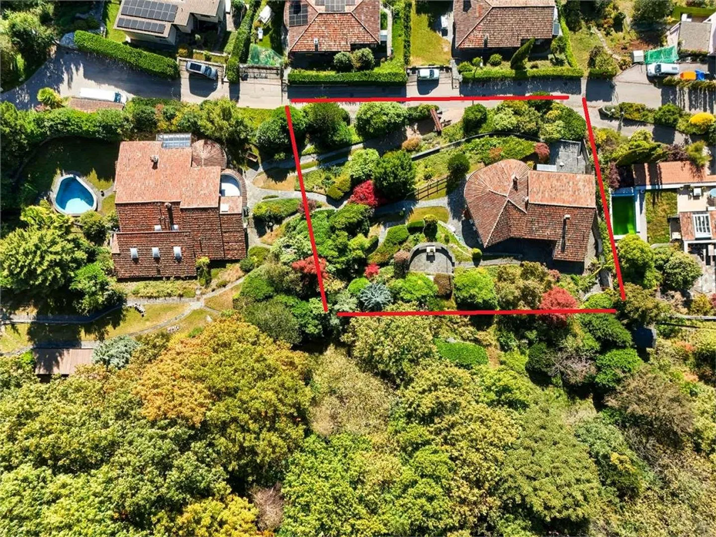 Semi-detached villa with large land - great opportunity for enhancement - Photo 3 of 13