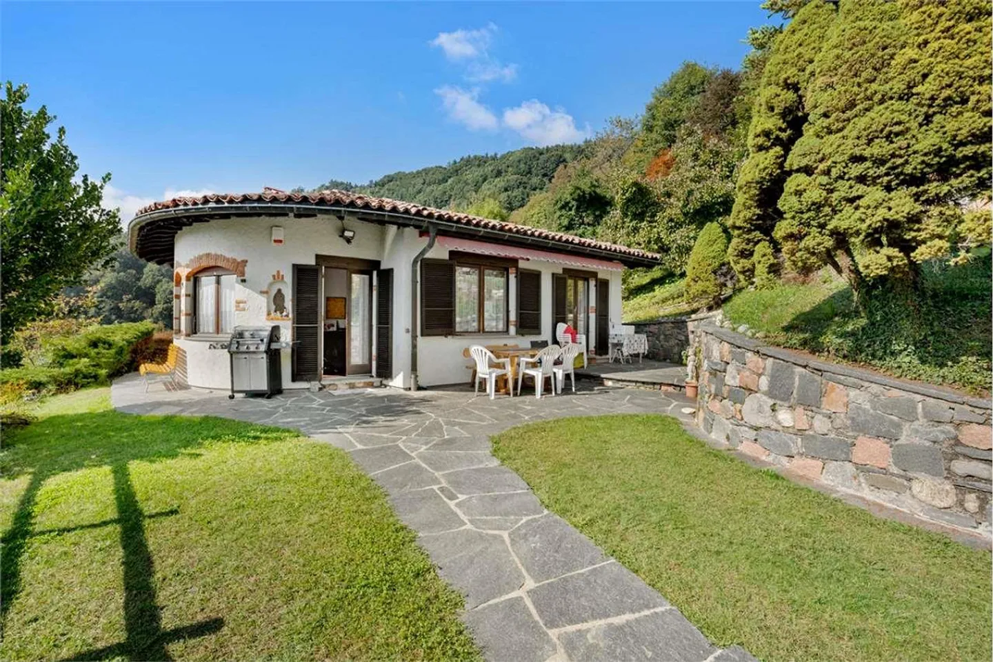 Semi-detached villa with large land - great opportunity for enhancement - Photo 4 of 13