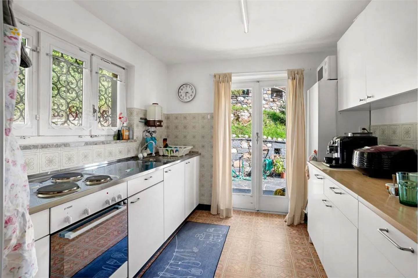 Semi-detached villa with large land - great opportunity for enhancement - Photo 7 of 13