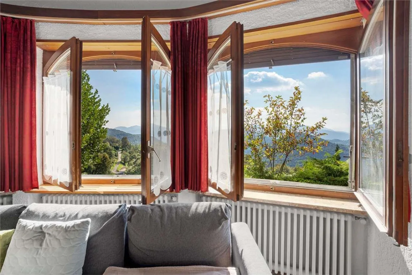 Semi-detached villa with large land - great opportunity for enhancement - Photo 8 of 13